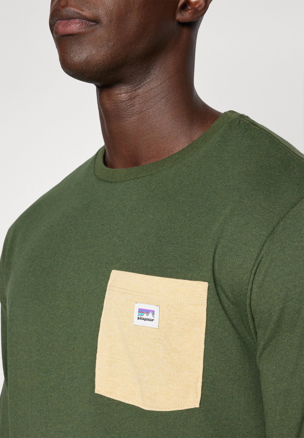 

Топ с длинными рукавами SHOP STICKER POCKET RESPONSIBILITEE Patagonia, зеленый