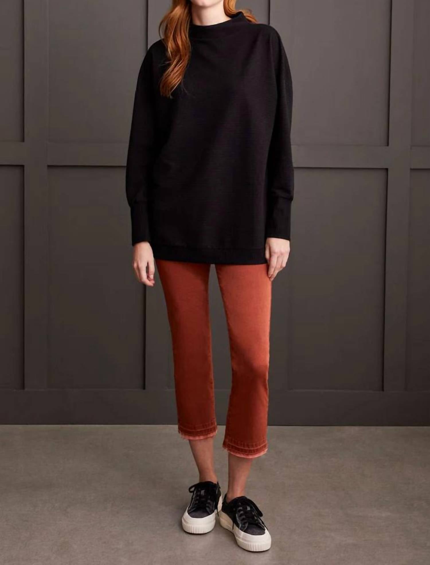 

Туника с воротником-стойкой черного цвета TRIBAL