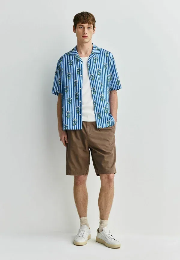 Футболка Next, Regular fit print short sleeve shirt, цвет темно-синий с цветочным узором в полоску — фото 2