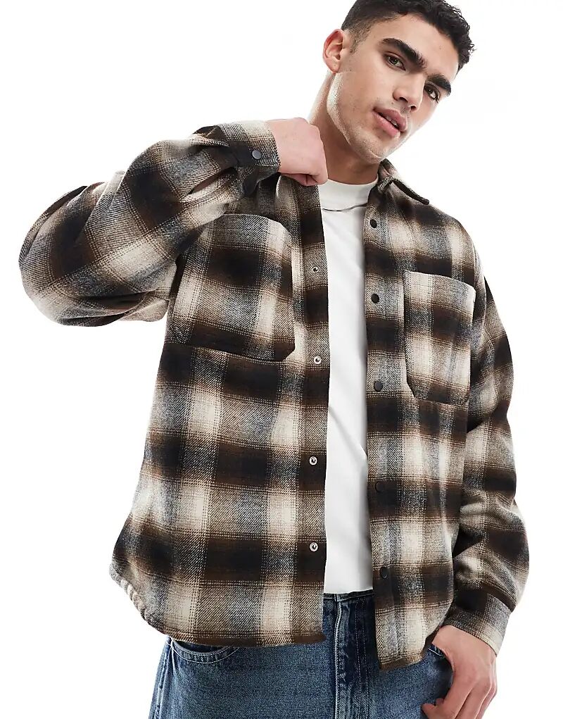 

Клетчатая стираная рубашка коричневого цвета Bershka
