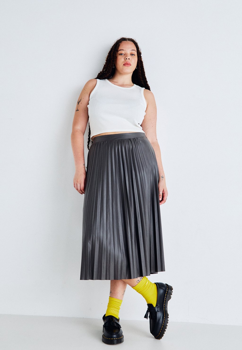 

Юбка плиссированная CARANINA CALF SKIRT ONLY Carmakoma, темно-серый