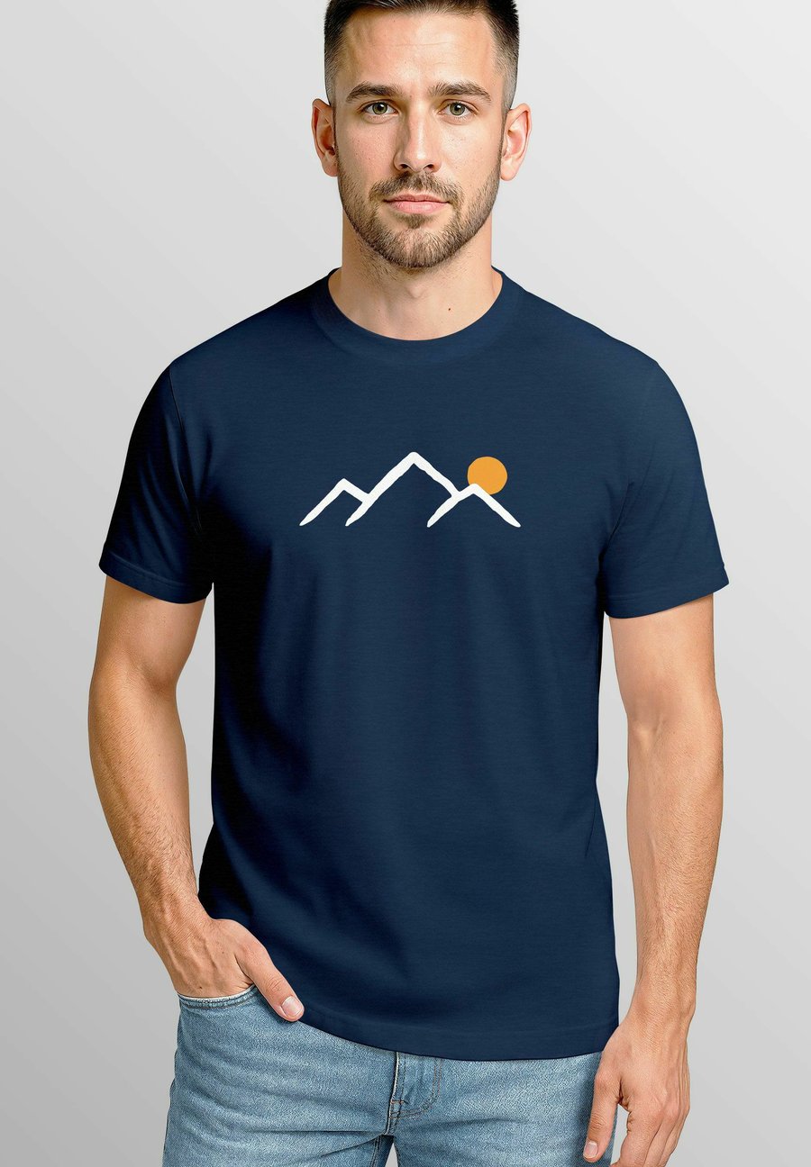 

Футболка Neverless MIT MINIMALISTISCHEM BERGMOTIV OUTDOOR NATUR GRAFIK KURZARM, Navy/Dark Blue, Синий, Футболка Neverless MIT MINIMALISTISCHEM BERGMOTIV OUTDOOR NATUR GRAFIK KURZARM, Navy/Dark Blue