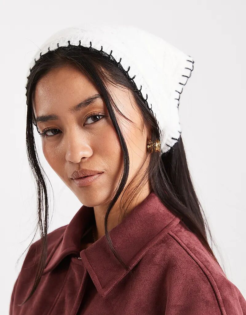 

Треугольный мини-шарф Miss Selfridge, выполненный в технике одеяльного стежка, кремового цвета с черной строчкой