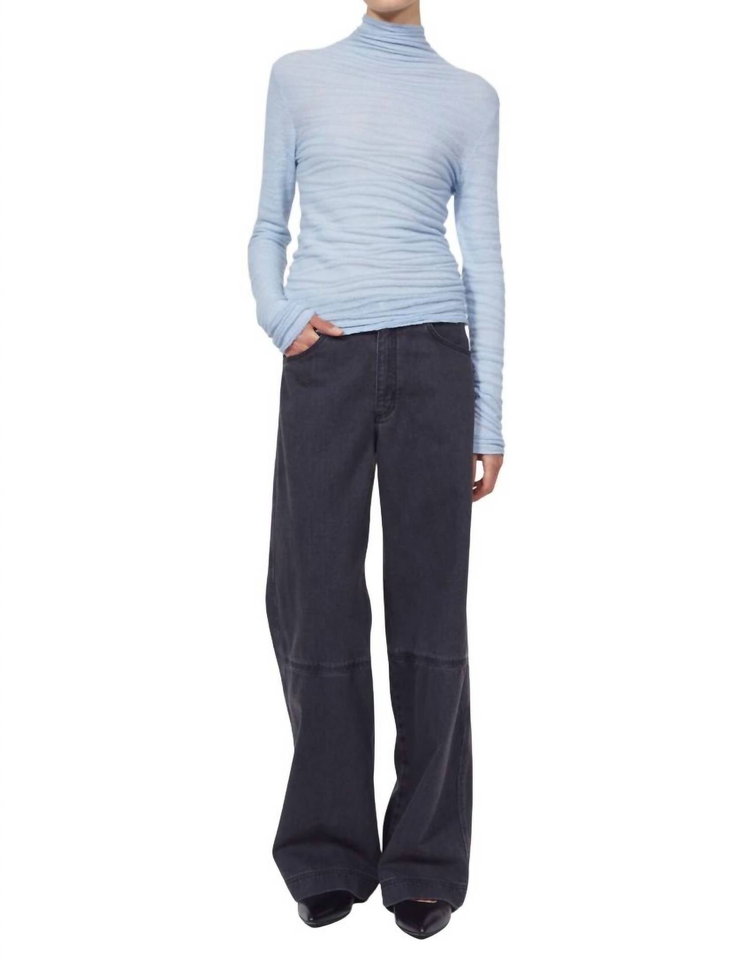 

Вязаный свитер Swania в цвете Fog Blue Rodebjer