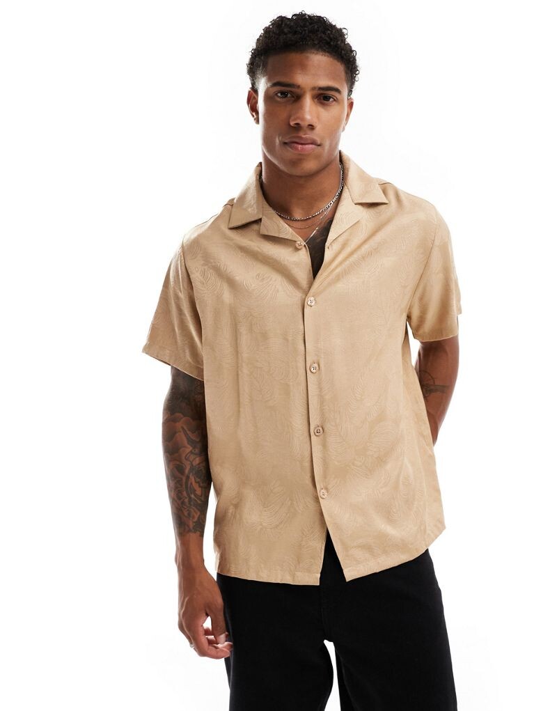 

Свободная рубашка из бежевого жаккарда с короткими рукавами ASOS DESIGN