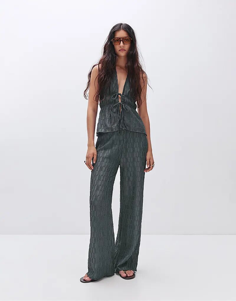 

Текстурированные брюки-клеш Pull&Bear сероватого цвета