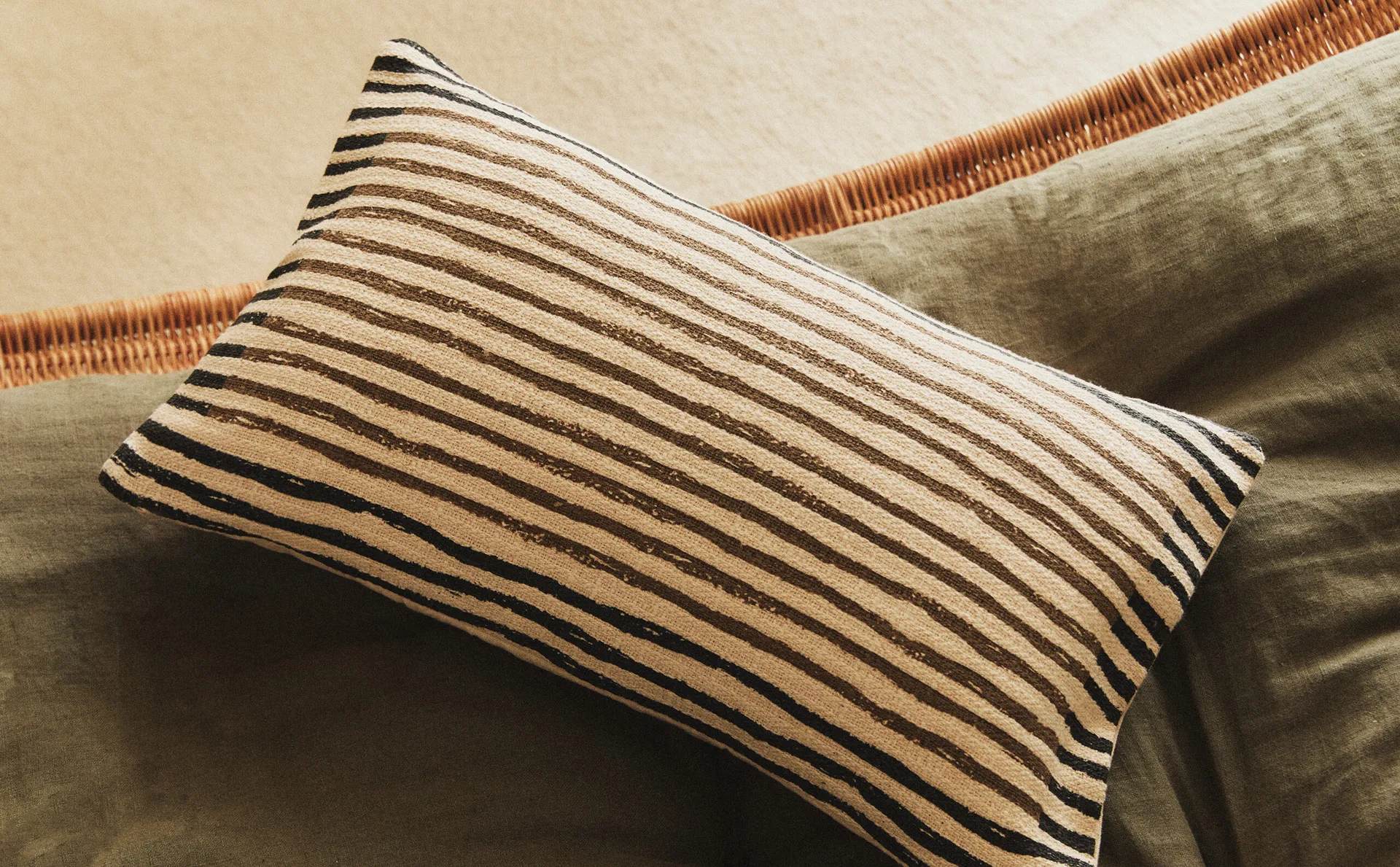 

Полосатый чехол на подушку Zara Home, коричневый