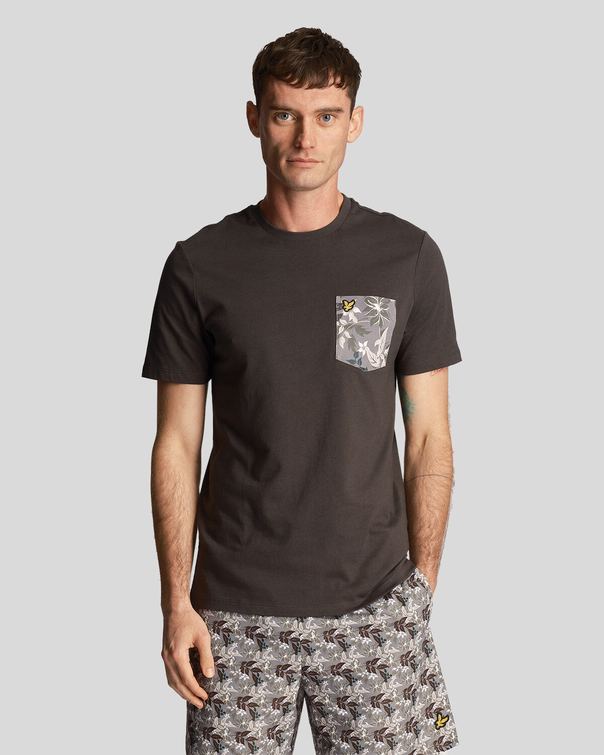 

Футболка с цветочным принтом и карманом из бронзы Lyle & Scott, серый