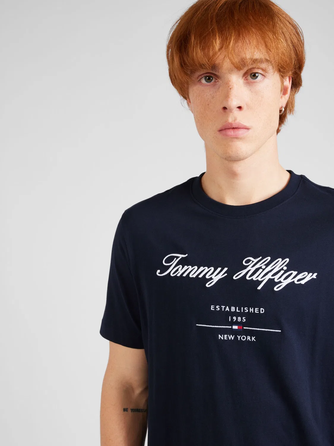 Футболка Tommy Hilfiger с текстурированным логотипом, темно-синего цвета — фото 2