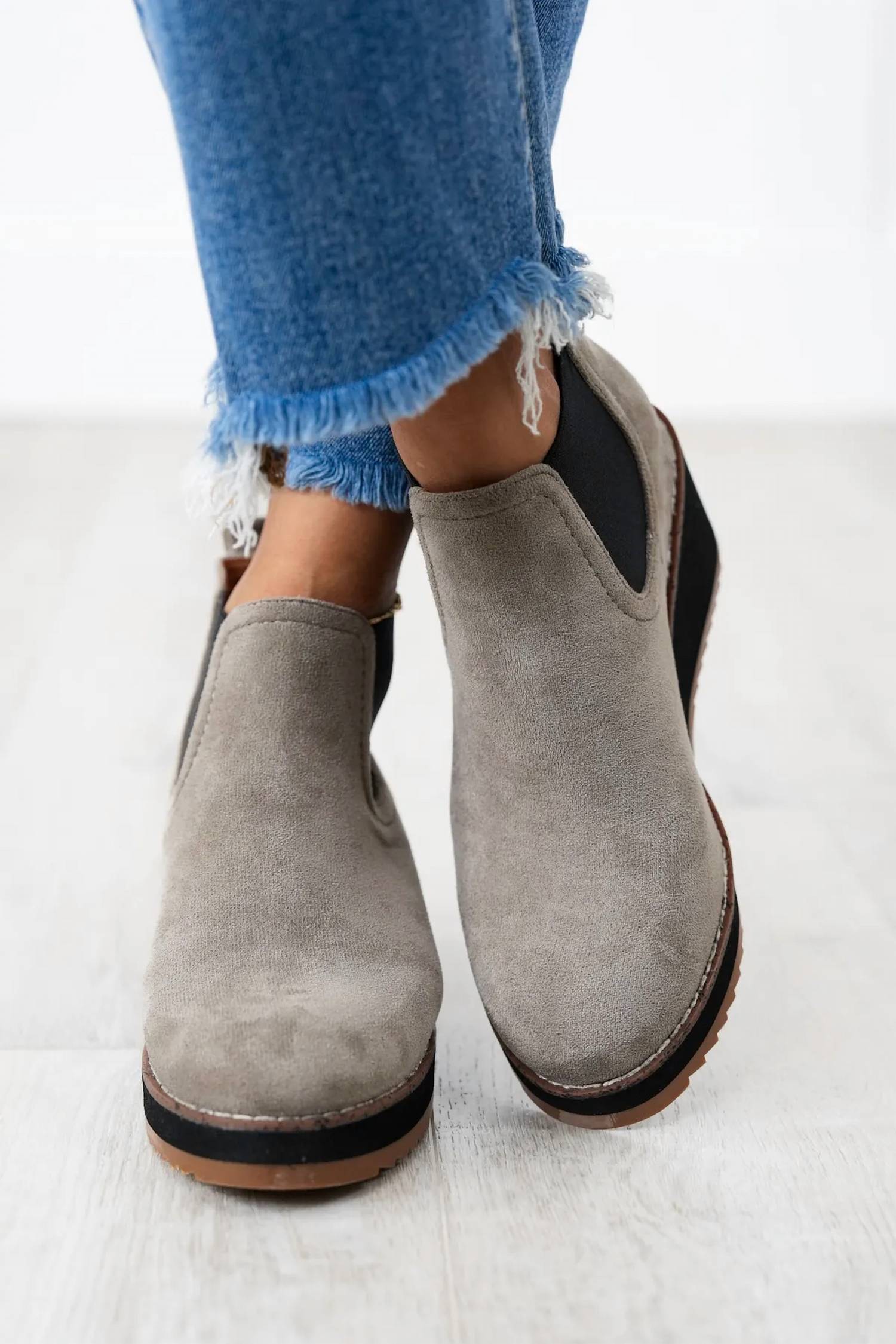 Женские ботильоны Love You A Latte из серой замши Corkys Footwear, серый — фото 4