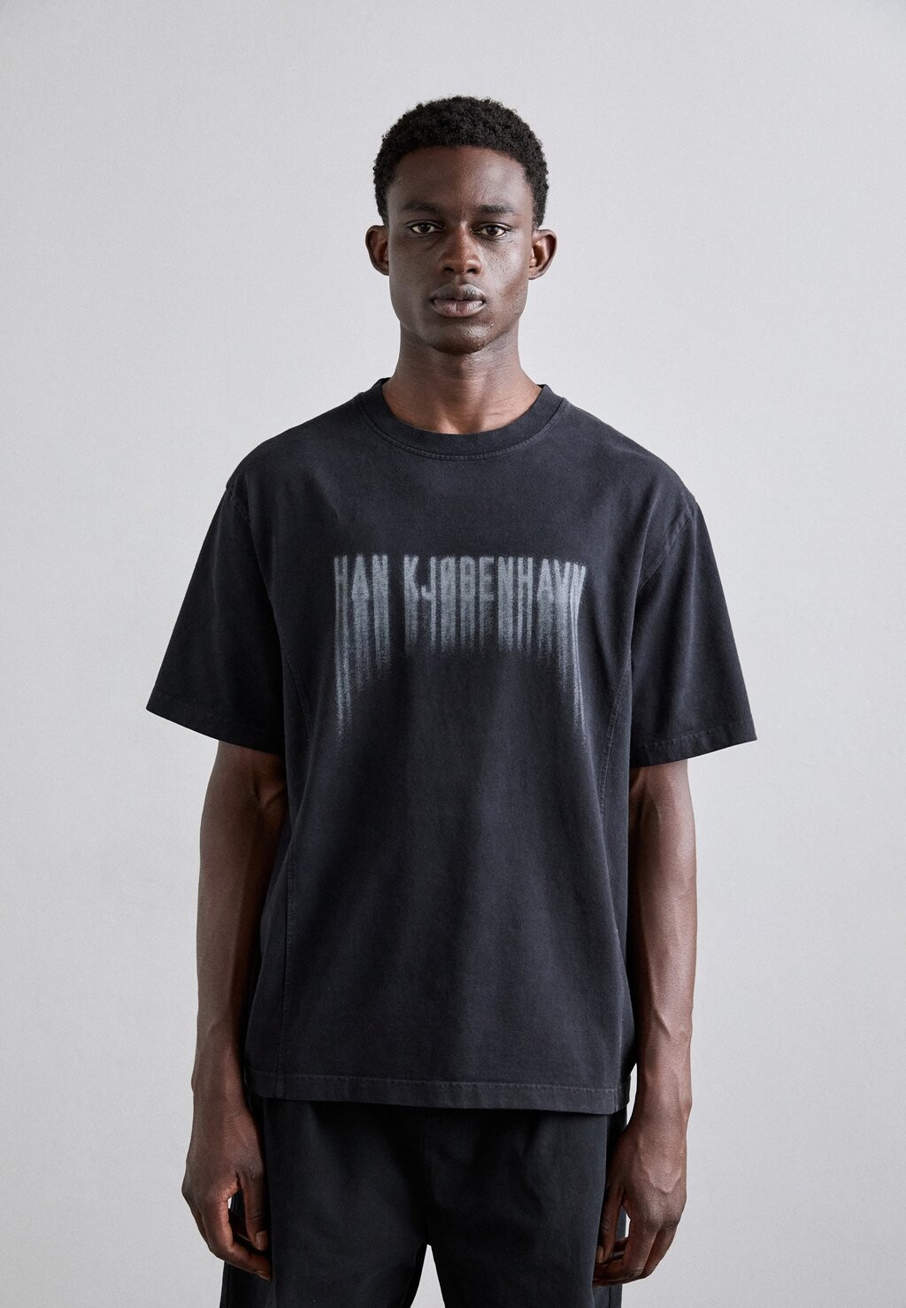 

Принт на футболке FADED LOGO BOXY TEE Han Kjøbenhavn, черный
