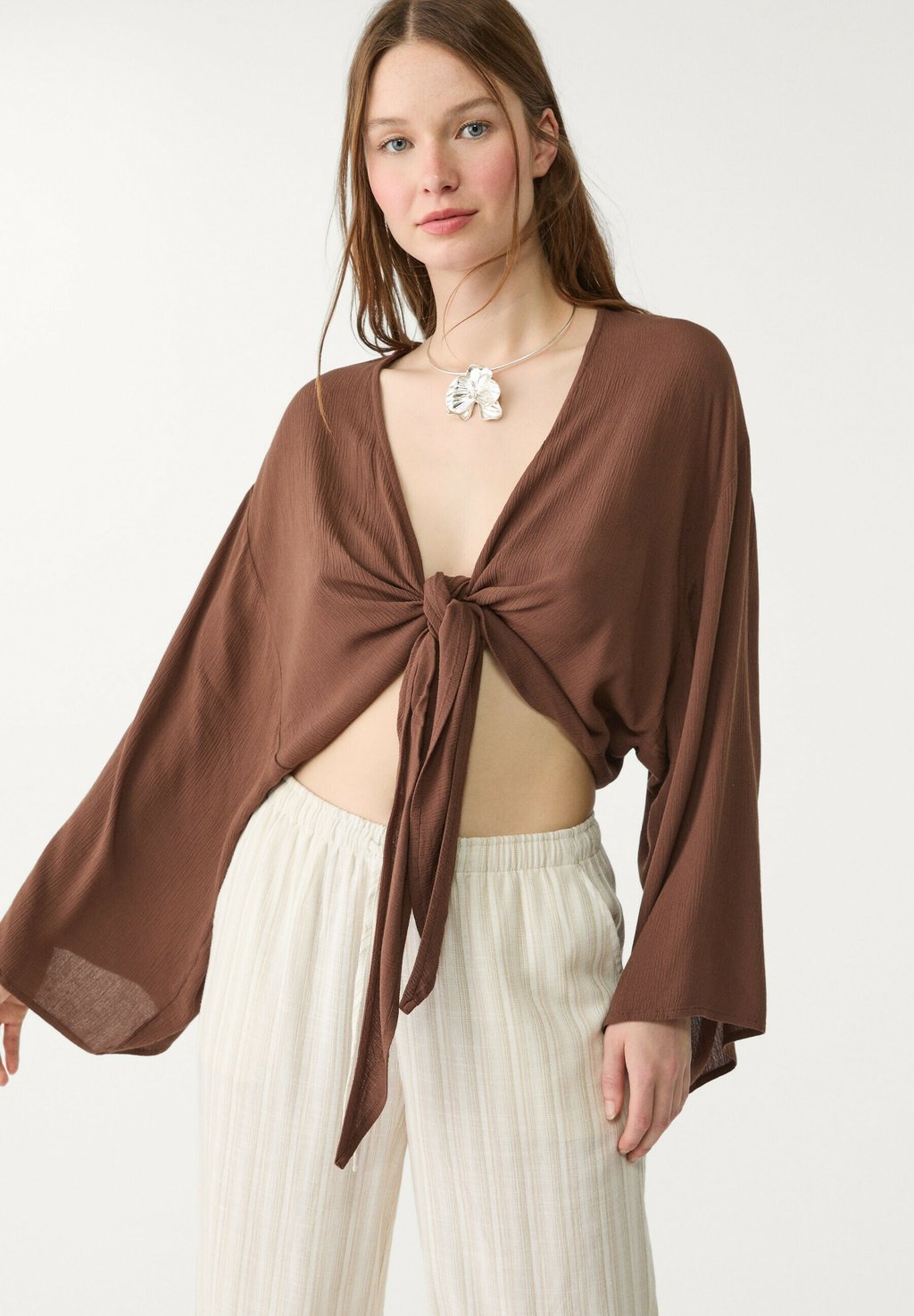 

Блуза FLOWING WITH KNOT DETAIL Stradivarius, темно-коричневый