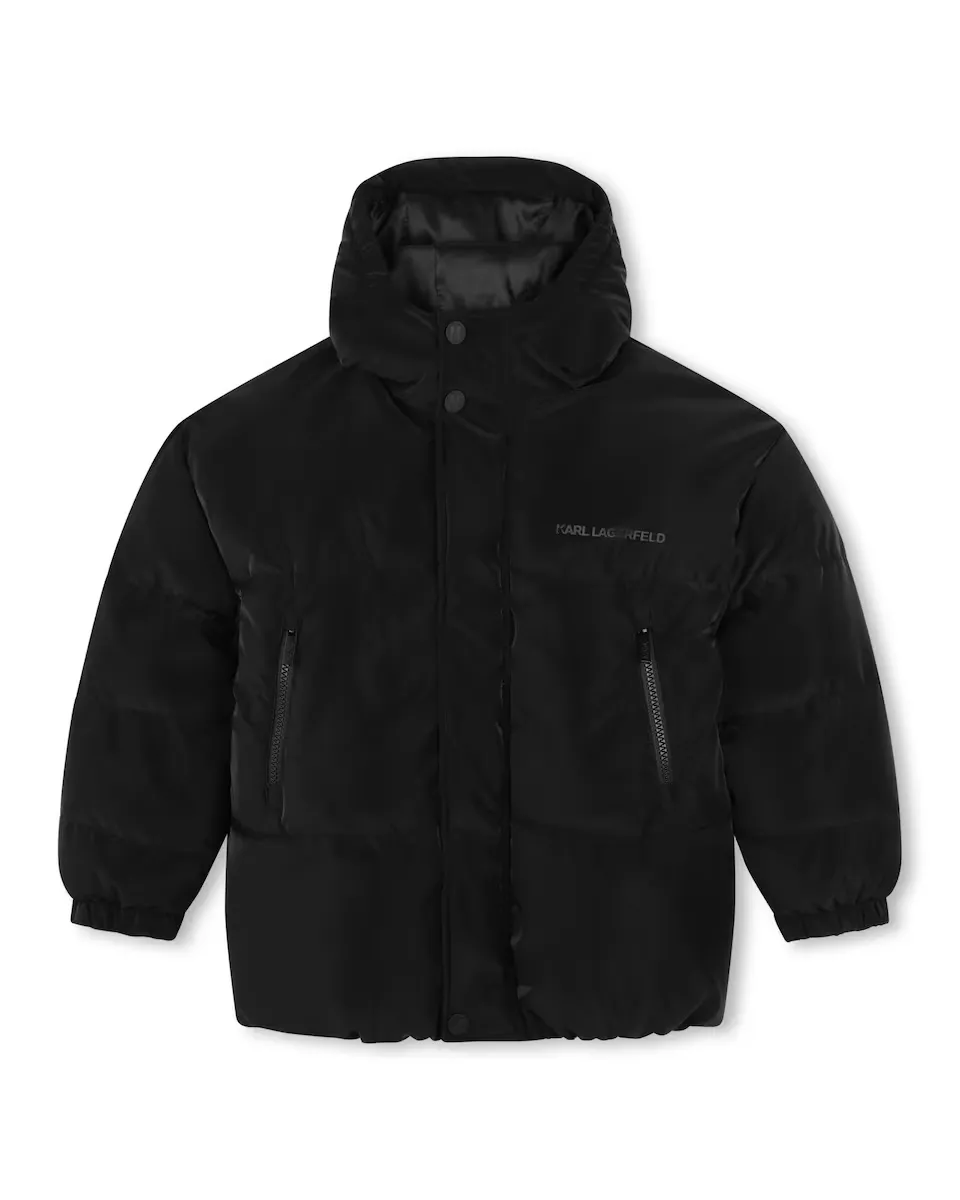 

Короткий пуховик для мальчика с капюшоном и логотипом на спине Karl Lagerfeld Kids, черный