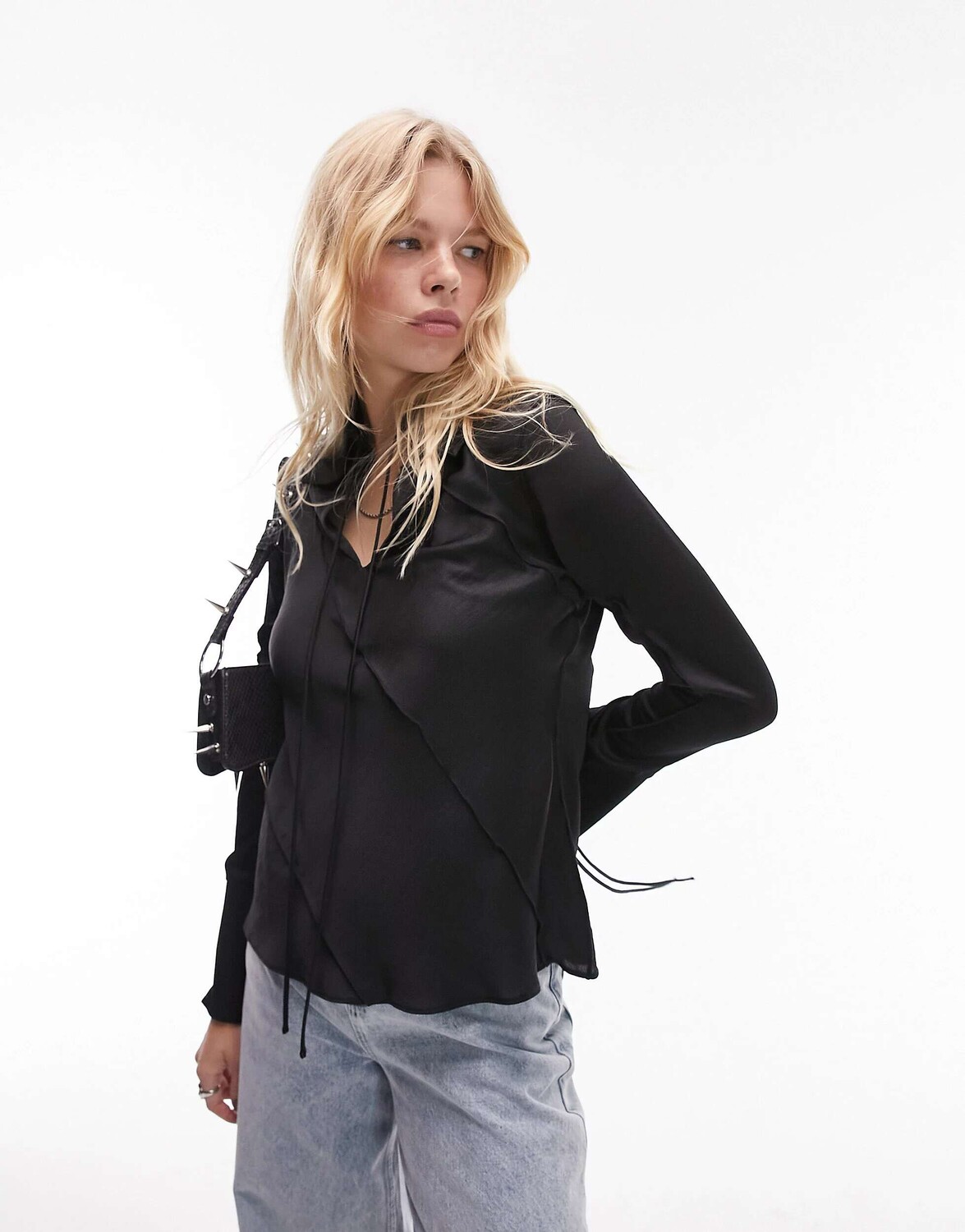 

Черный атласный топ с необработанными краями Topshop