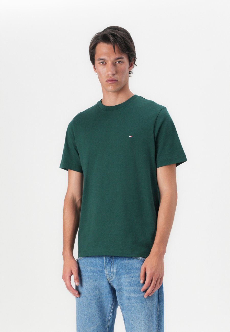 

Футболка Tommy Hilfiger SEASONAL REG FIT SOLID TEE, Ornamental Green/Dark Green, Зеленый, Футболка Tommy Hilfiger SEASONAL REG FIT SOLID TEE, Ornamental Green/Dark Green