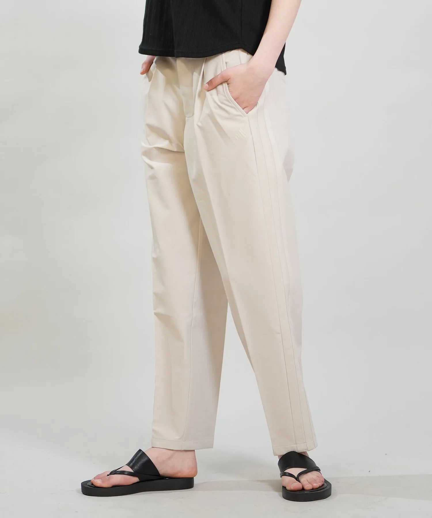 Женские брюки с защитой от солнца и влаги adidas W COMMUTER STRETCH TAPERED PANTS UPF50+ MLU18 бежевые