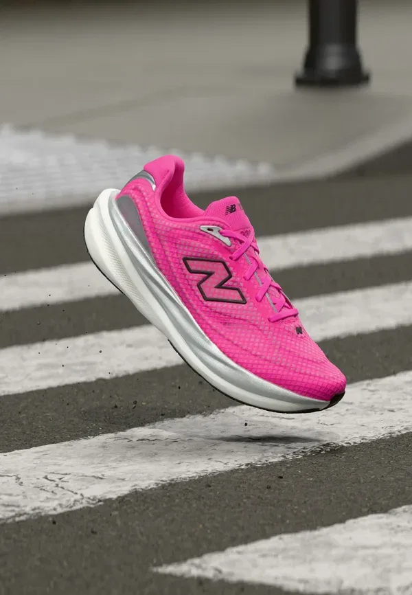 Кроссовки для бега по шоссе New Balance 1080V15, розовый хит/черный