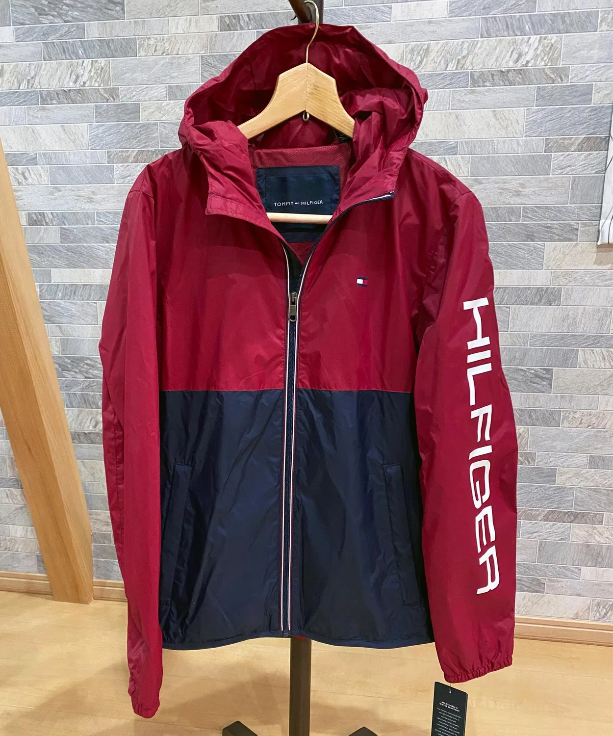Куртка с капюшоном Tommy Hilfiger с логотипом, нейлон, красный — фото 2