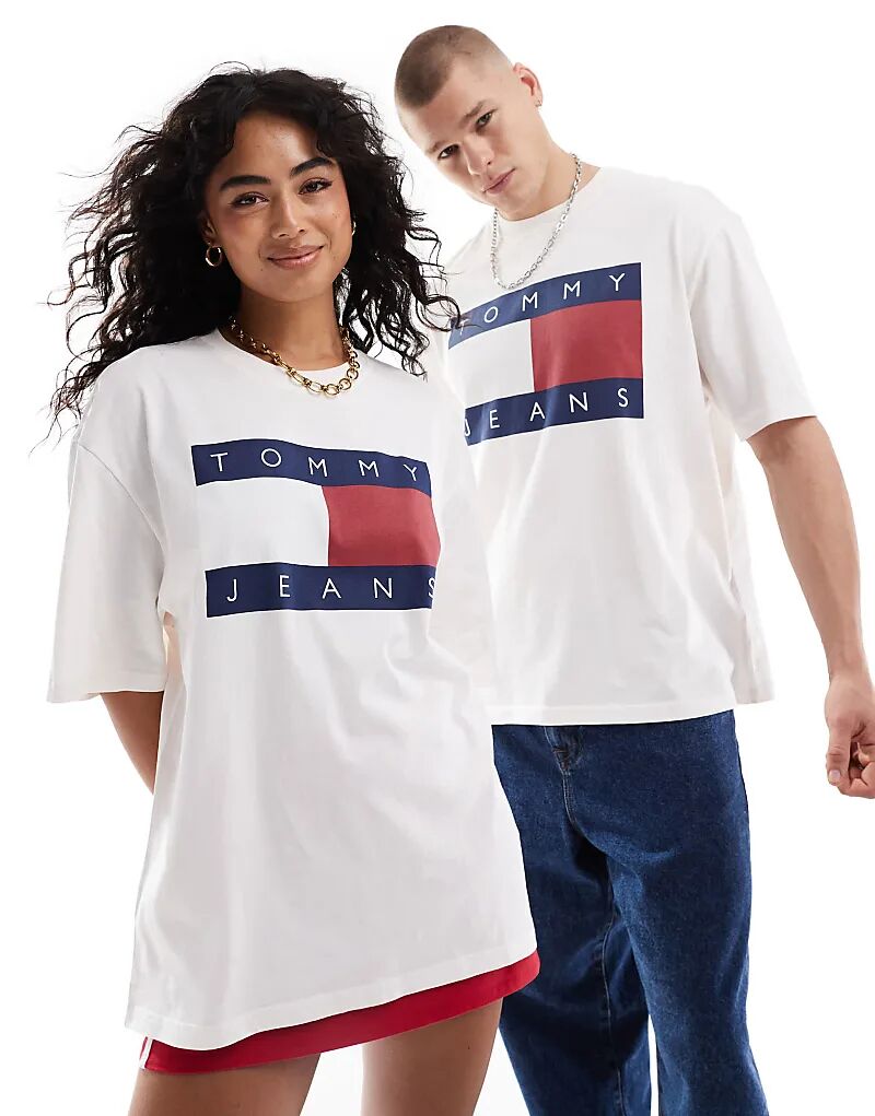 

Футболка унисекс с большим логотипом флага в цвете «кремовый» Tommy Jeans
