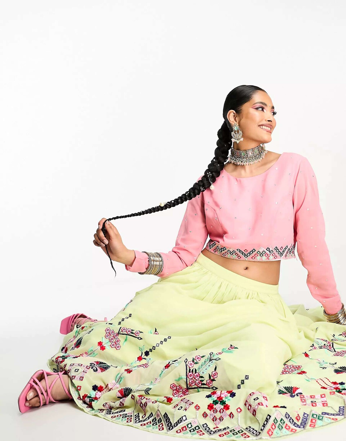 

Мятно-зеленая пышная юбка макси с вышивкой Nesavaali lehenga