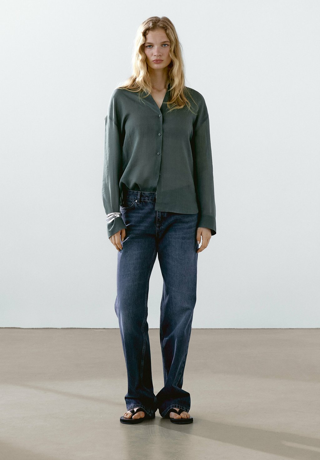 

Блузка на пуговицах FLOWING Massimo Dutti, цвет Mottled Dark Green
