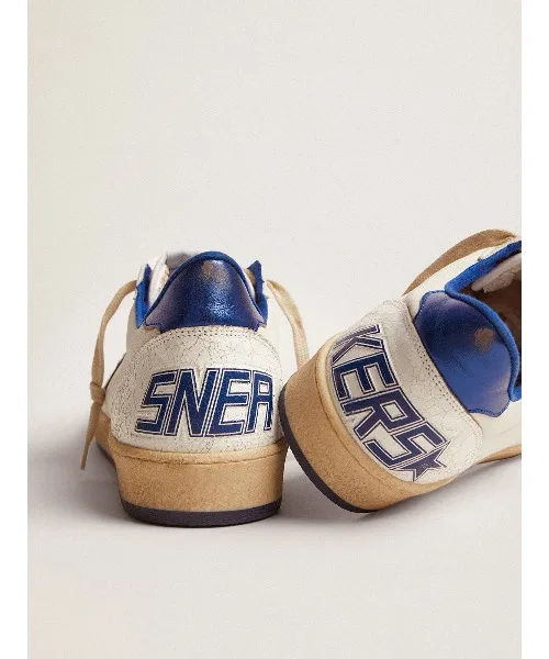 Кроссовки GOLDEN GOOSE Ball Star, белые, из кожи наппа, со светло-голубой ламинированной кожаной вставкой в виде звезды и нашивкой на пятке. — фото 4