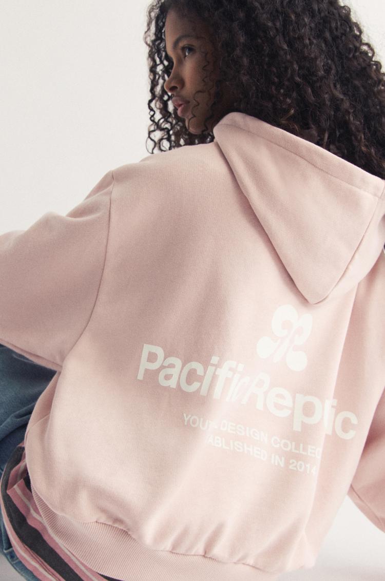 

Толстовка с капюшоном и вышитым логотипом Pull And Bear, розовый