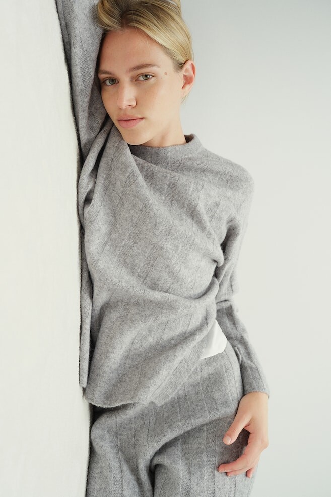 

Свитер оверсайз рельефной вязки H&M, серый