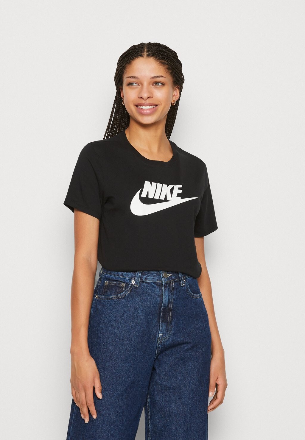 

Футболка женская Nike с логотипом бренда, черный