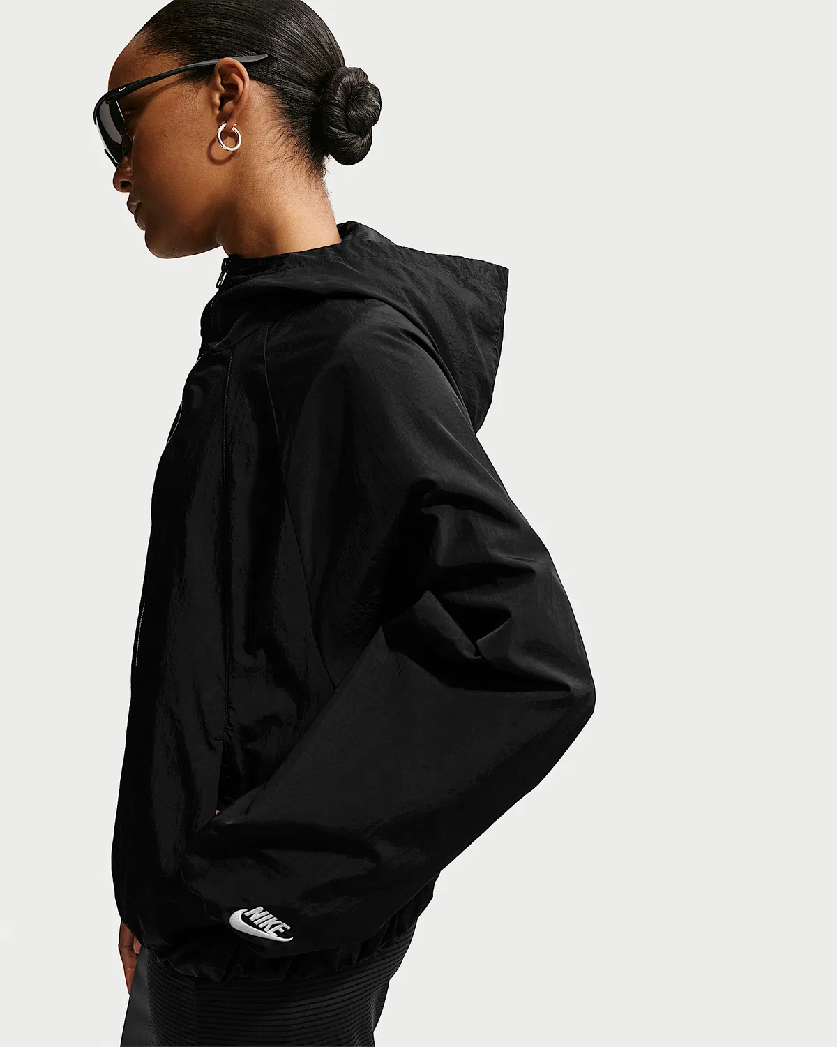 Женская оверсайз куртка с капюшоном Nike Sportswear, Black/Chalk — фото 2