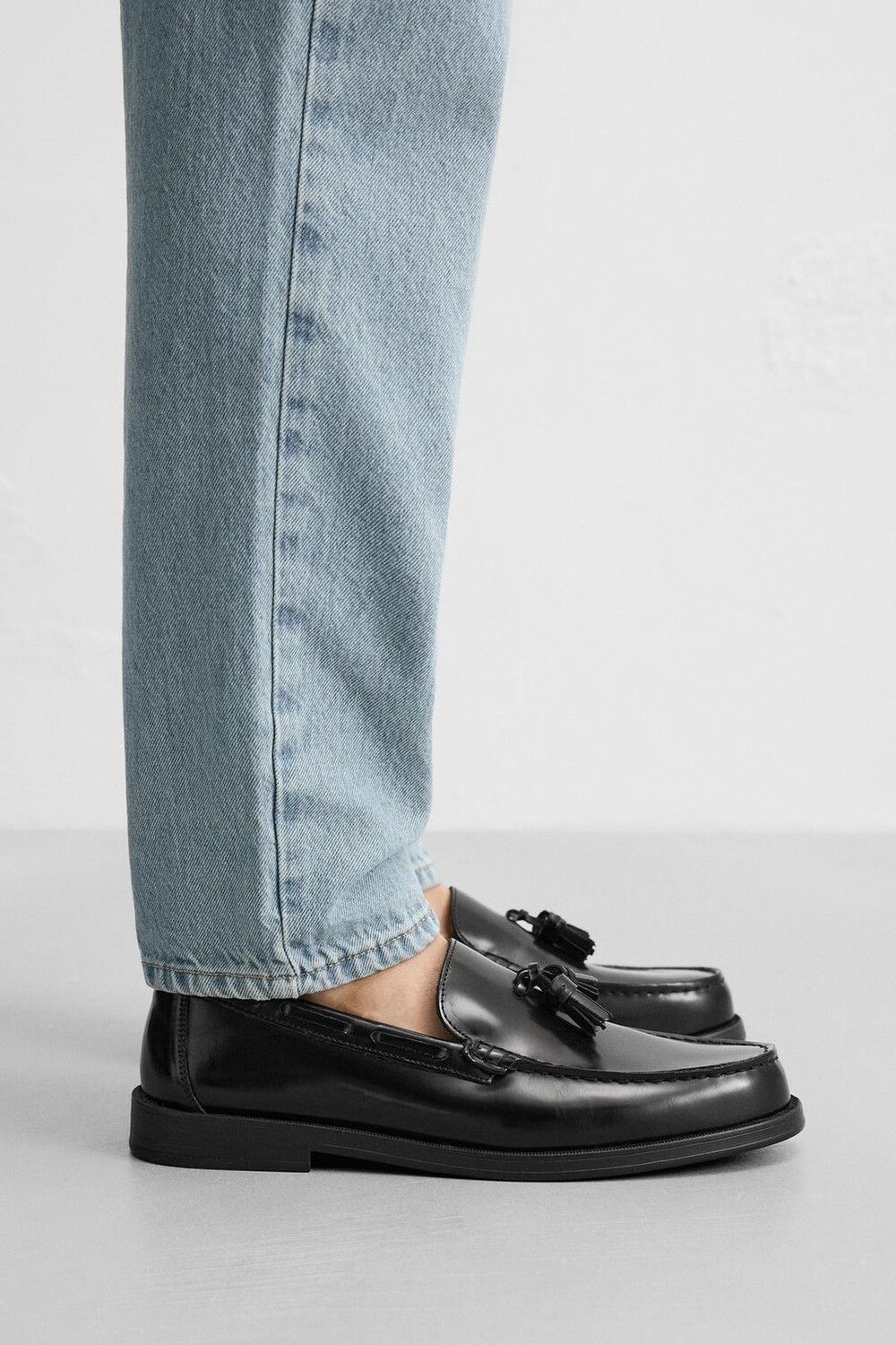 

Кожаные лоферы с кисточками ZARA, черный