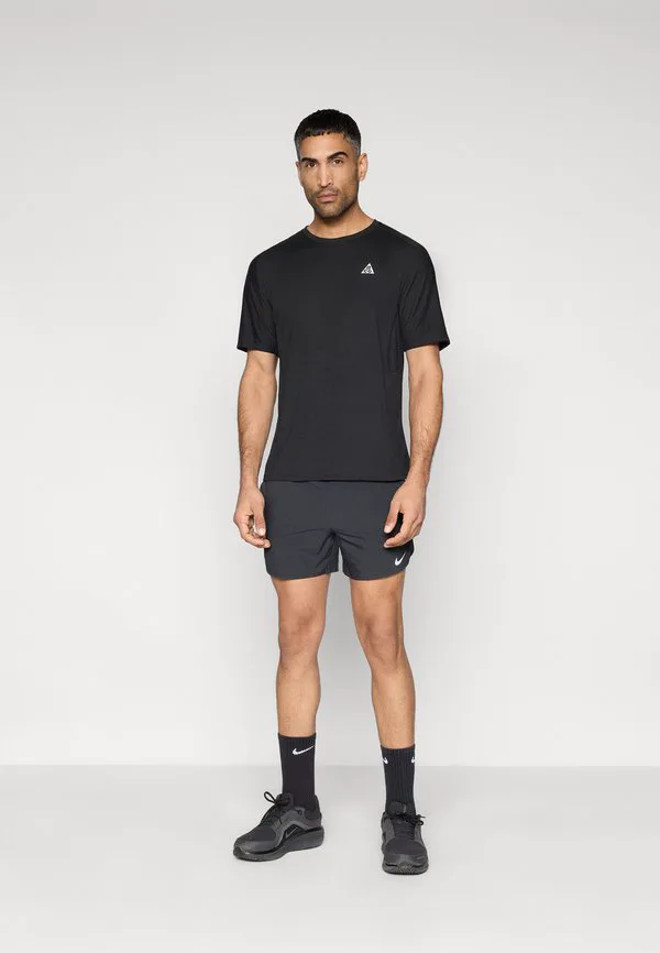 Спортивная футболка solar chase Nike Acg, Black/Summit White — фото 2