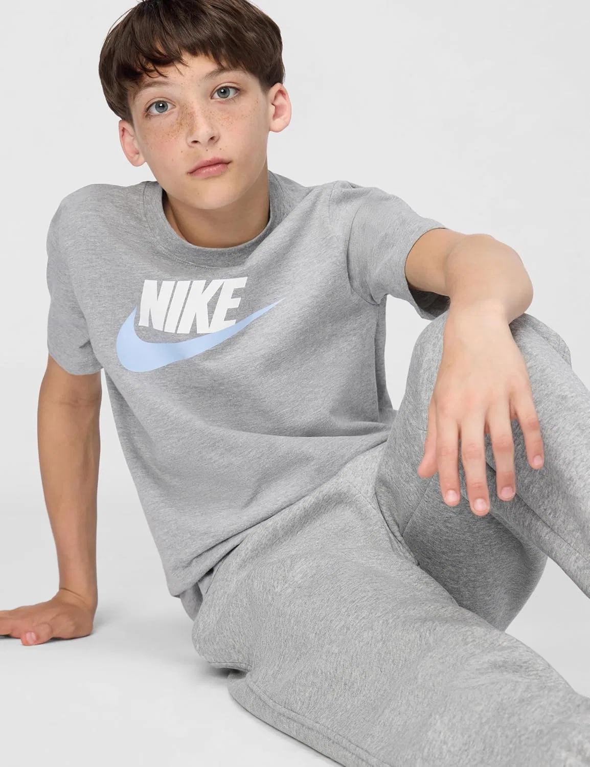 Футболка для детей Nike Sportswear Club, тёмно-серый меланж/белый/голубой — фото 2