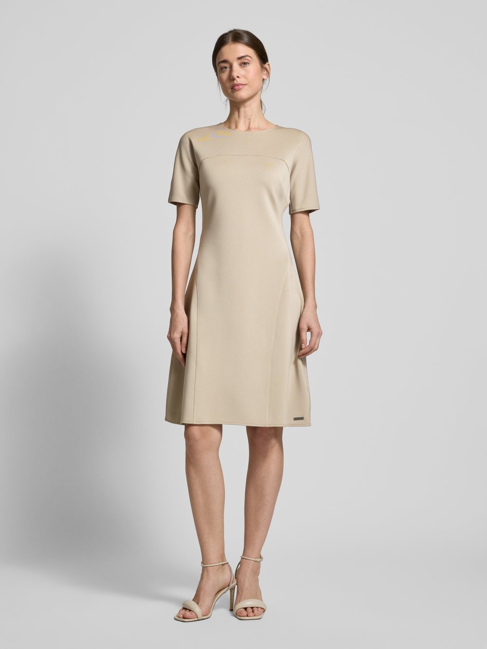 

Платье длиной до колена с разделительными швами Calvin Klein Womenswear, серо-коричневый