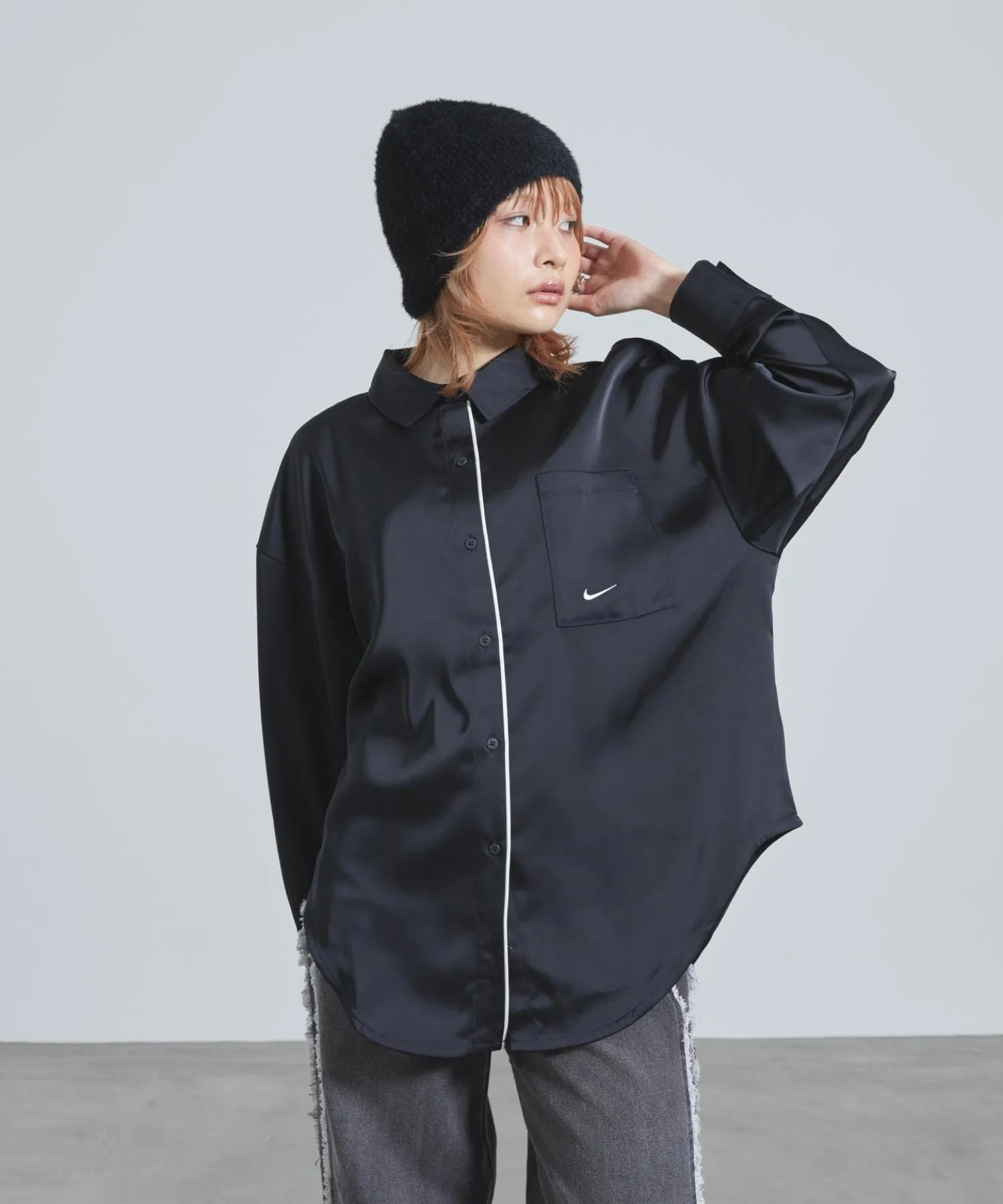 Женская рубашка Nike Sportswear Oversized Satin Long-Sleeve Top — фото 3