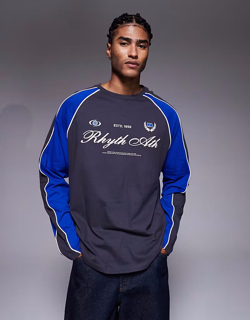 

Футболка свободного кроя с длинными рукавами, вставками и спортивной графикой в темно-серых и синих тонах Asos Design, Синий, Футболка свободного кроя с длинными рукавами, вставками и спортивной графикой в темно-серых и синих тонах Asos Design