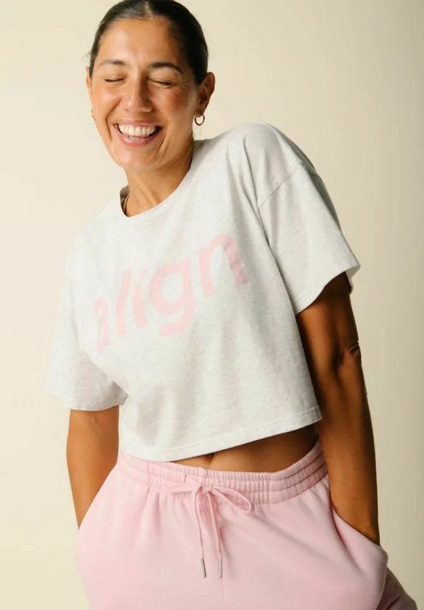 

Укороченная футболка с принтом align by blume Copenhagen Cartel, Grey, Серый, Укороченная футболка с принтом align by blume Copenhagen Cartel, Grey