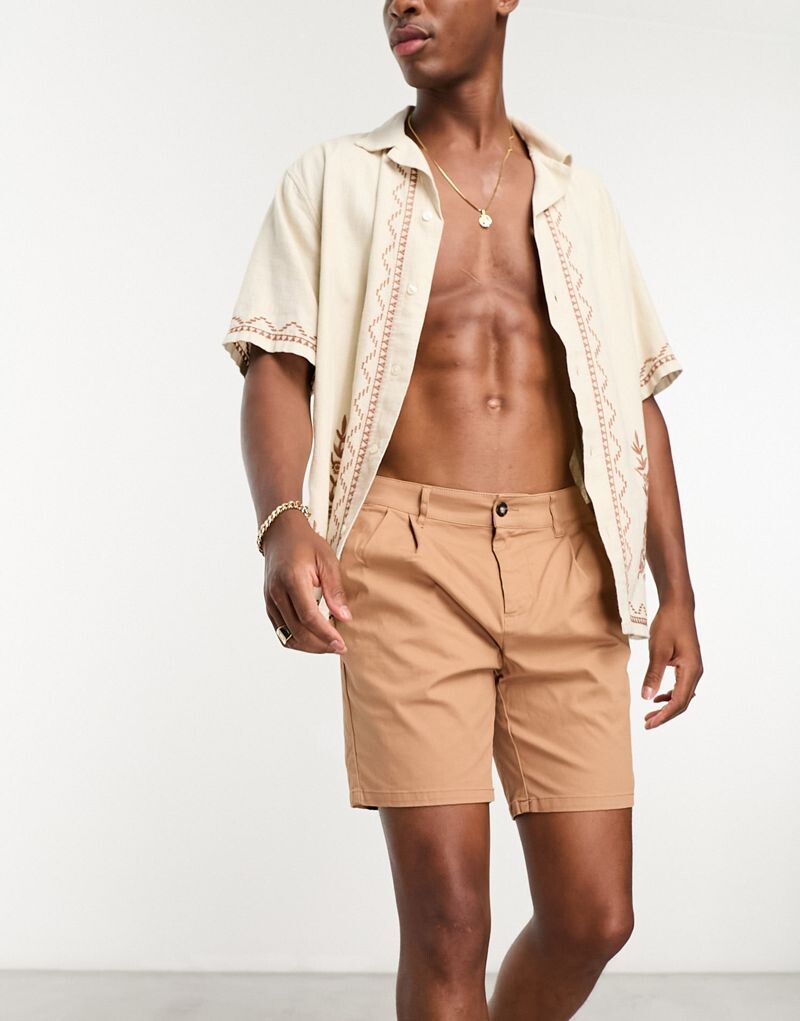

Светло-коричневые шорты средней длины со складками ASOS DESIGN