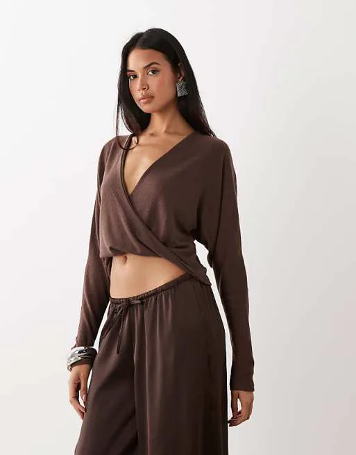 

Шоколадный топ с напуском и закрученной передней частью из модала ASOS DESIGN, Коричневый, Шоколадный топ с напуском и закрученной передней частью из модала ASOS DESIGN