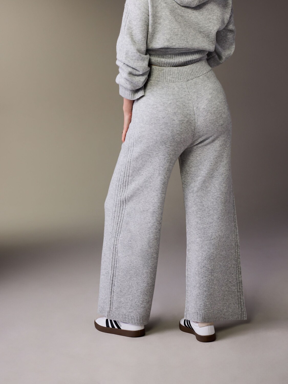 

Next Широкие брюки в сером цвете