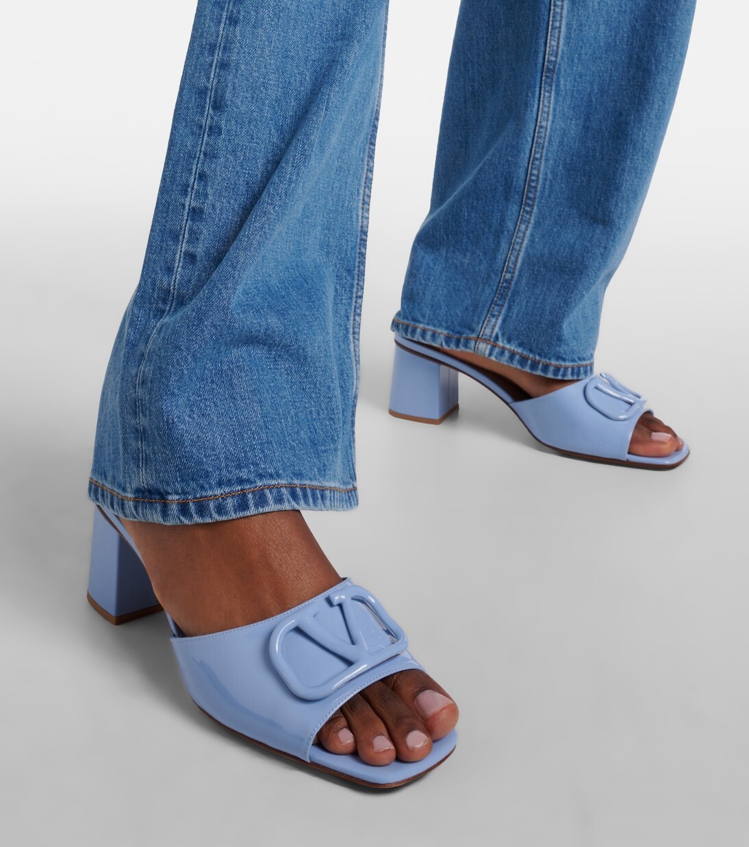 Туфли-лодочки vlogo signature из лакированной кожи Valentino Garavani, синий — фото 4
