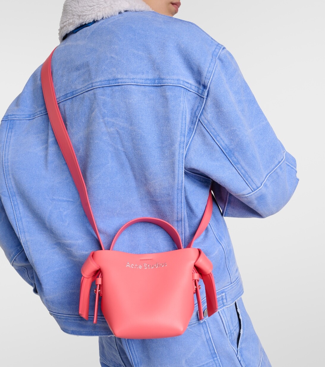 Миниатюрная кожаная сумка через плечо musubi Acne Studios, розовый — фото 2