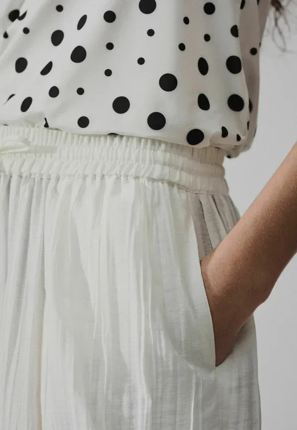Брюки Petite fit crushed balloon leg trousers Next, цвет экрю — фото 3