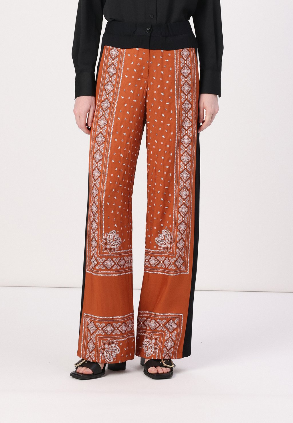 

Брюки SPIRITO PANTALONE STAMPA BANDANA CON GEORGETTE Pinko, белый
