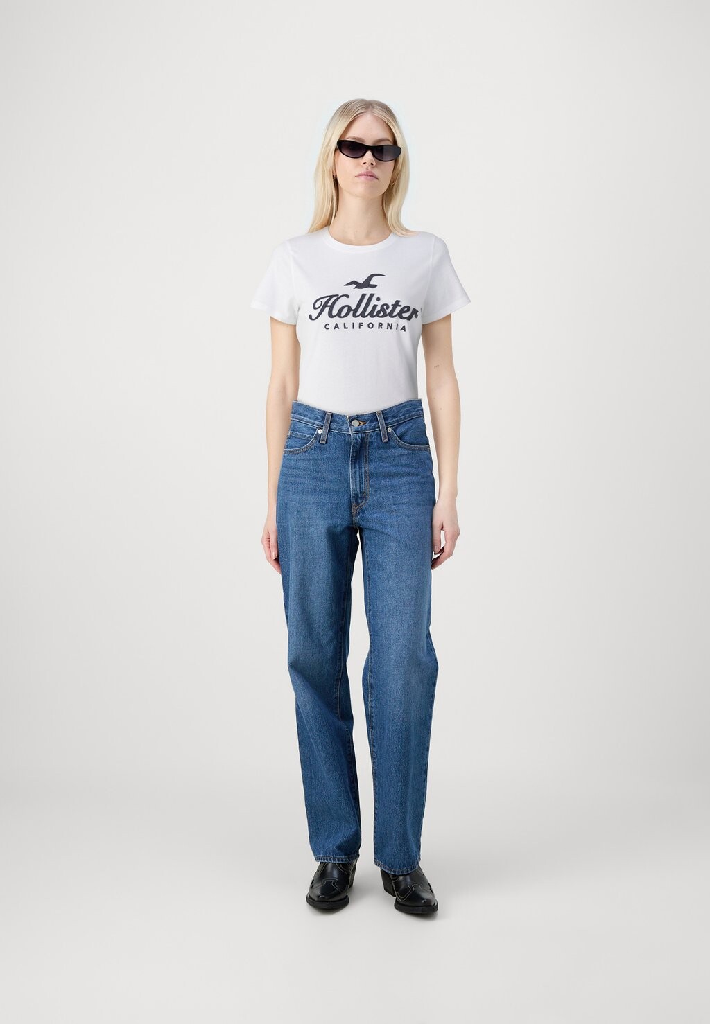 

Принт на футболке TECH CORE Hollister Co., белый