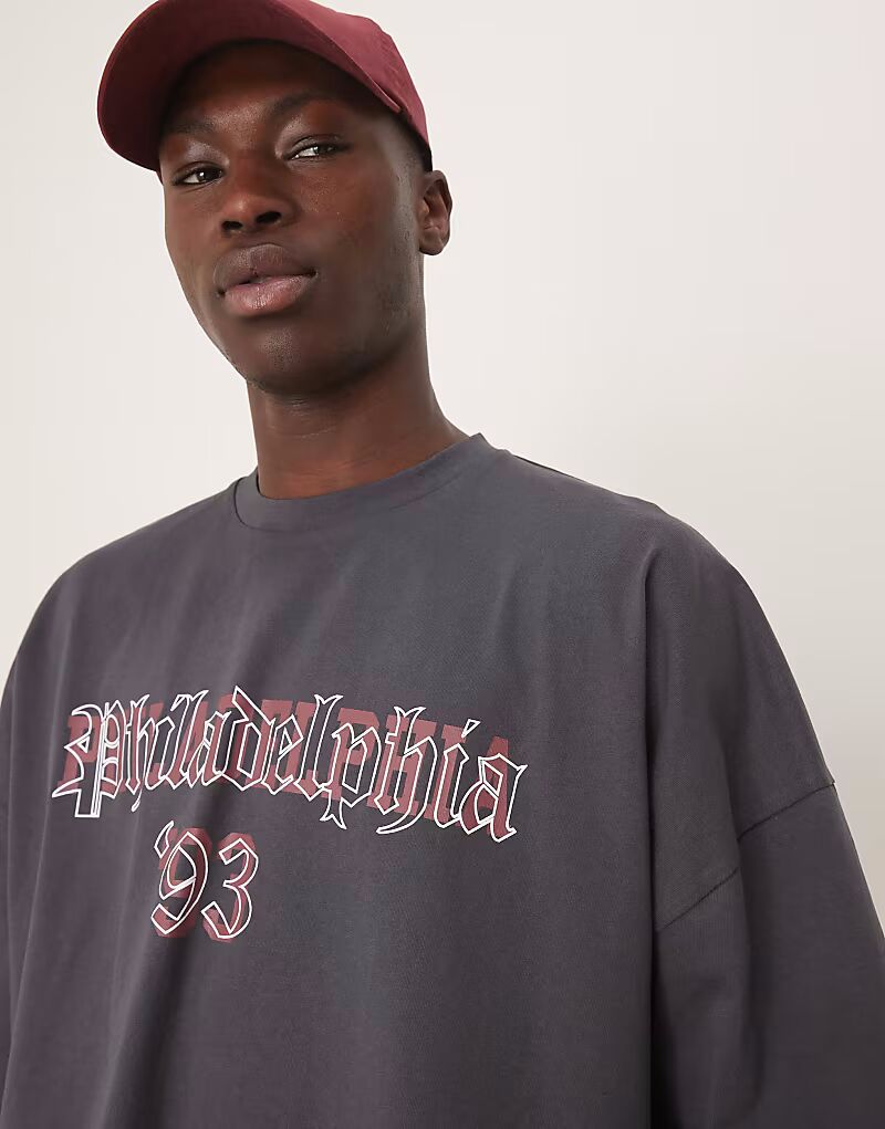 

Футболка свободного кроя ASOS DESIGN из плотной ткани плотностью 240 г/м² со спортивным принтом в угольно-сером цвете