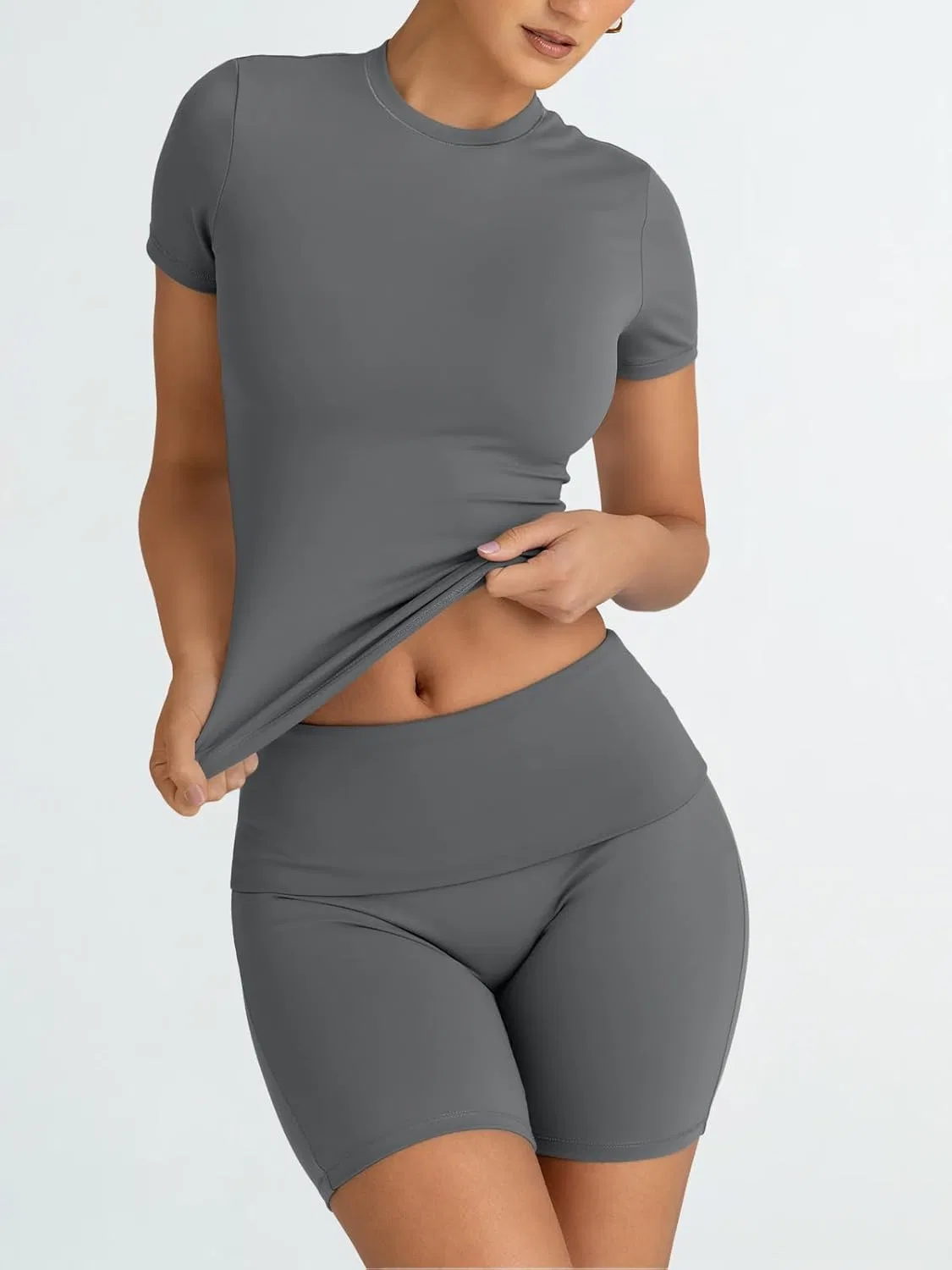 Trendy Queen Модный комплект из двух предметов для летних тренировок, спортивный костюм, шорты, одежда для пилатеса и йоги, одежда для прогулок, весенняя спортивная удобная одежда для активного отдыха, темно-серый — фото 2