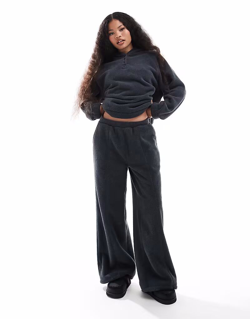 

Широкие брюки из микрофлиса ASOS DESIGN Petite lounge стального серого цвета ASOS Petite