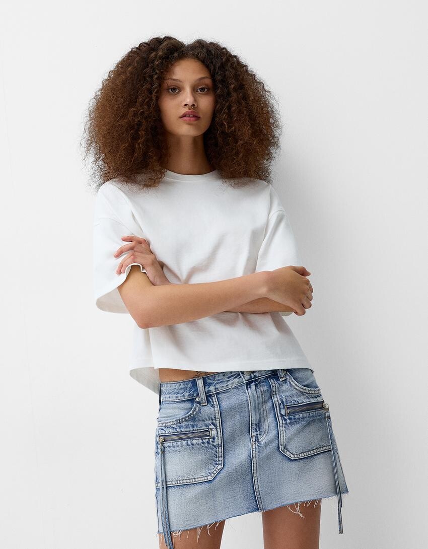 

Джинсовая мини-юбка с бретелями Bershka, голубой