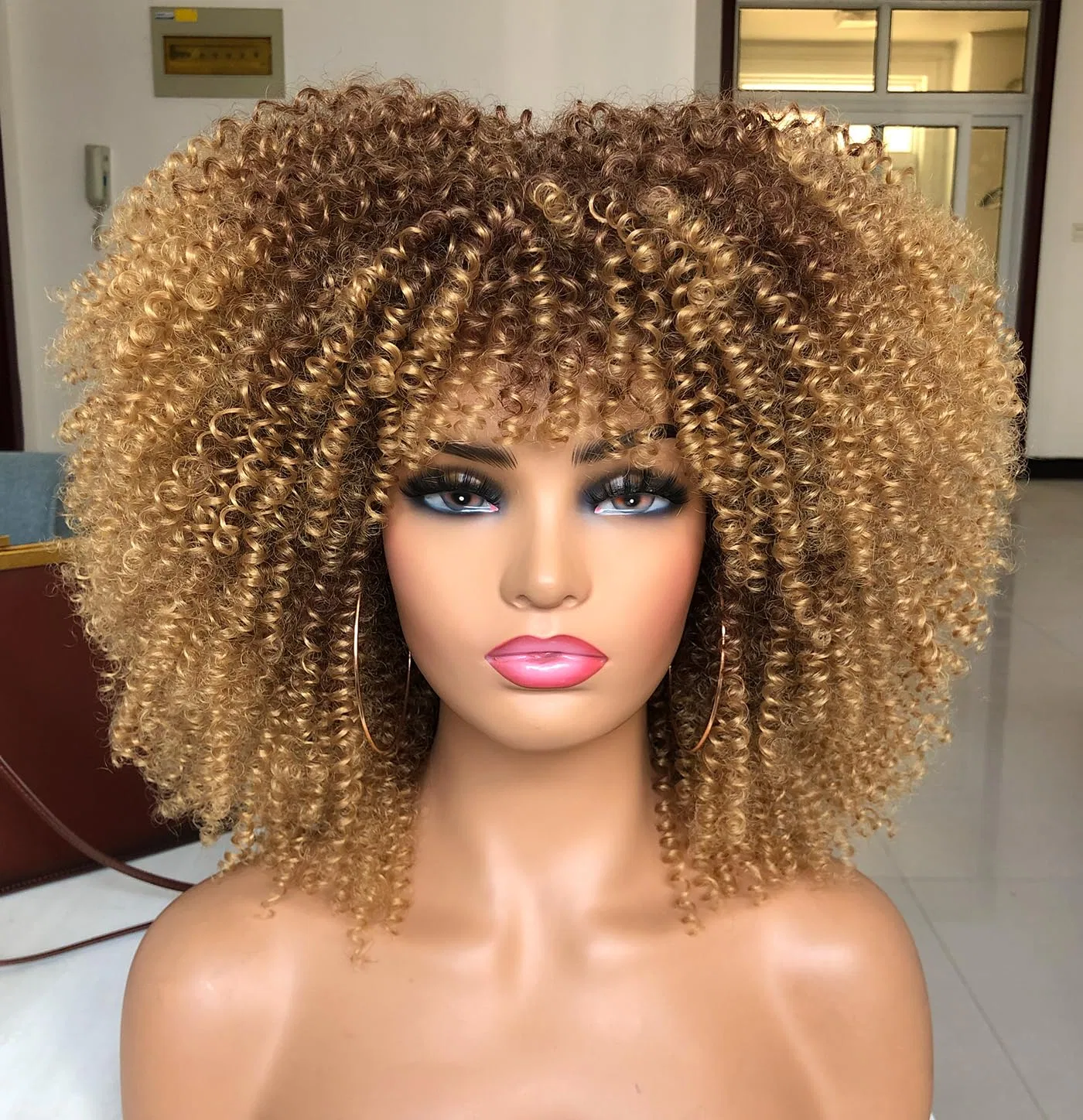 Короткий кудрявый парик «Afro Bomb Curly Wig» с челкой Isamy, Ombre Blonde